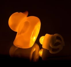 Merkloos Piepende Eend Met Led Licht Voor Op De Fiets 13 Merkloos Piepende Eend Met Led Licht Voor Op De Fiets -Extreem Snel Rijden 1200x1140 4