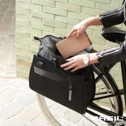 Basil Noir Stuurtas - Enkele Fietstas - Zwart - 17 Liter -Extreem Snel Rijden 1200x1200 1107