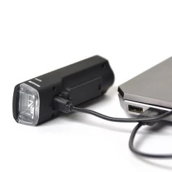 Trustic EVO | Koplamp | Oplaadbaar | Fietslamp | Verschillende Standen | Licht Sensor | Waterbestendig | Fietsverlichting | Voorlicht -Extreem Snel Rijden 1200x1200 1508