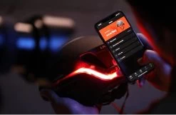 Livall EVO21 Black Medium - (Smart) Fietshelm - SOS Functie - LED Richtingaanwijzers - Smart Verlichting -Extreem Snel Rijden 1200x783 9