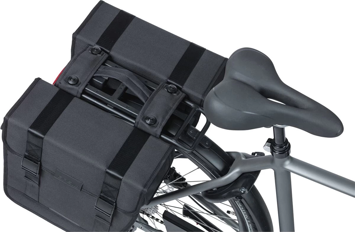 Basil Tour Dubbele Fietstas MIK - 28 Liter - Zwart 5 Basil Tour Dubbele Fietstas MIK - 28 Liter - Zwart - Afbeelding 3