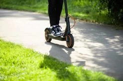 IZINQ PRO250 - Elektrische Step - Topsnelheid 30 Km/u - 30/35 Km Actieradius - 8.5" Luchtbanden - Lithium 7.8Ah 36V Accu - Wit/Oranje - Electric Scooter - Volwassenen En Kinderen - Met App -Extreem Snel Rijden 1200x791 8