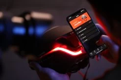 Livall EVO21 Black Medium - (Smart) Fietshelm - SOS Functie - LED Richtingaanwijzers - Smart Verlichting -Extreem Snel Rijden 1200x794 3