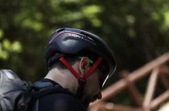 Livall EVO21 Black Medium - (Smart) Fietshelm - SOS Functie - LED Richtingaanwijzers - Smart Verlichting -Extreem Snel Rijden 1200x794 6