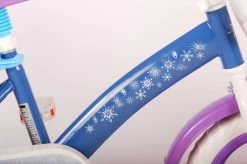 Volare Disney Frozen Kinderfiets - Meiden - 12 Inch - Blauw Paars - Doortrapsysteem 27 Volare Disney Frozen Kinderfiets - Meiden - 12 Inch - Blauw Paars - Doortrapsysteem -Extreem Snel Rijden 1200x797