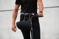 IZINQ PRO250 - Elektrische Step - Topsnelheid 30 Km/u - 30/35 Km Actieradius - 8.5" Luchtbanden - Lithium 7.8Ah 36V Accu - Wit/Oranje - Electric Scooter - Volwassenen En Kinderen - Met App -Extreem Snel Rijden 1200x799 6