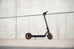 IZINQ PRO250 - Elektrische Step - Topsnelheid 30 Km/u - 30/35 Km Actieradius - 8.5" Luchtbanden - Lithium 7.8Ah 36V Accu - Wit/Oranje - Electric Scooter - Volwassenen En Kinderen - Met App -Extreem Snel Rijden 1200x799 7