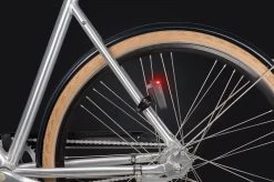 AXA Nyx Battery - Fiets Achterlicht - LED Fietsverlichting Op Batterij - Auto Off Systeem - Spatbord Montage - Rood -Extreem Snel Rijden 1200x799 75