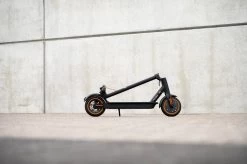 IZINQ PRO250 - Elektrische Step - Topsnelheid 30 Km/u - 30/35 Km Actieradius - 8.5" Luchtbanden - Lithium 7.8Ah 36V Accu - Wit/Oranje - Electric Scooter - Volwassenen En Kinderen - Met App -Extreem Snel Rijden 1200x799 8
