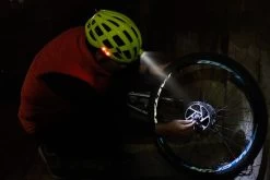 MTB Helm Met Verlichting | E-bike | Racefiets | Pro Fietshelm Met Verlichting | Licht Van Gewicht | Ingebouwde Led Lamp Als Voorlicht + Zijlicht En Achterlicht > Sport Lights, Kleur Helm Zwart 17 MTB Helm Met Verlichting | E-bike | Racefiets | Pro Fietshelm Met Verlichting | Licht Van Gewicht | Ingebouwde Led Lamp Als Voorlicht + Zijlicht En Achterlicht > Sport Lights, Kleur Helm Zwart -Extreem Snel Rijden 1200x800 192
