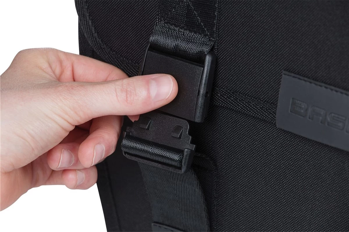 Basil Tour Dubbele Fietstas MIK - 28 Liter - Zwart 4 Basil Tour Dubbele Fietstas MIK - 28 Liter - Zwart - Afbeelding 2