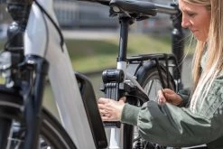 AXA Fold Ultra 90 Vouwslot - Fietsslot - ART 2 - Voor Elk Type Fiets - Met Houder - 90 Cm - Zwart -Extreem Snel Rijden 1200x800 262