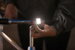 AXA Niteline 44R LED Fietslampjes Voor En Achter - Fietsverlichting USB Oplaadbaar 14 AXA Niteline 44R LED Fietslampjes Voor En Achter - Fietsverlichting USB Oplaadbaar -Extreem Snel Rijden 1200x800 371