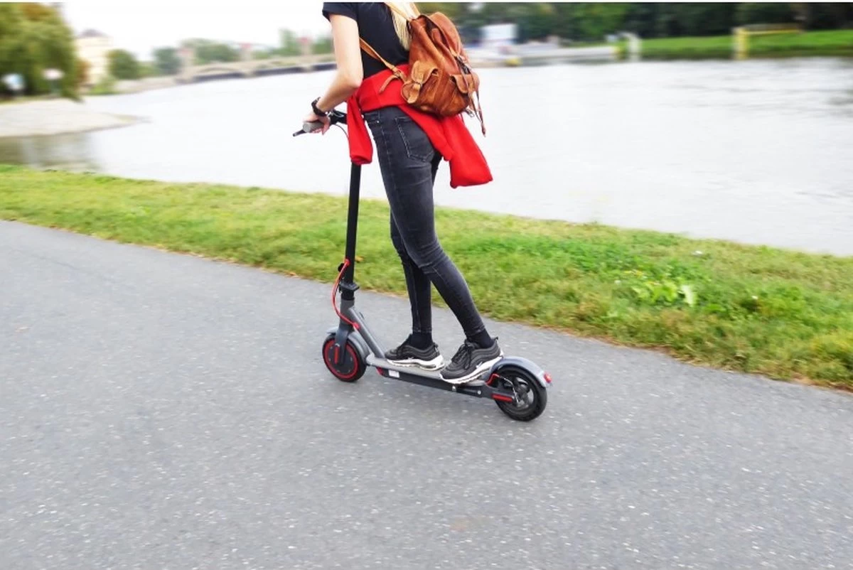 Kick&Move - Elektrische Step - E Scooter - Anti Lek Banden - 32 Km/u - App - LED Verlichting - Cruise Control - Schokbestendige Wielen - Anti Diefstal Optie 7 Kick&Move - Elektrische Step - E Scooter - Anti Lek Banden - 32 Km/u - App - LED Verlichting - Cruise Control - Schokbestendige Wielen - Anti Diefstal Optie - Afbeelding 5