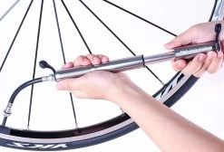 PRO BIKE TOOL Mini Luchtpomp Fiets, Fietspomp Voor Alle Ventielen (Presta & Schrader), Hoge Druk Tot 6,9 Bar / 100 PSI, Betrouwbare, Compacte & Lichtgewicht Framepomp, Pomp Voor Racefiets & Mountainbike. 12 PRO BIKE TOOL Mini Luchtpomp Fiets, Fietspomp Voor Alle Ventielen (Presta & Schrader), Hoge Druk Tot 6,9 Bar / 100 PSI, Betrouwbare, Compacte & Lichtgewicht Framepomp, Pomp Voor Racefiets & Mountainbike. -Extreem Snel Rijden 1200x818 10