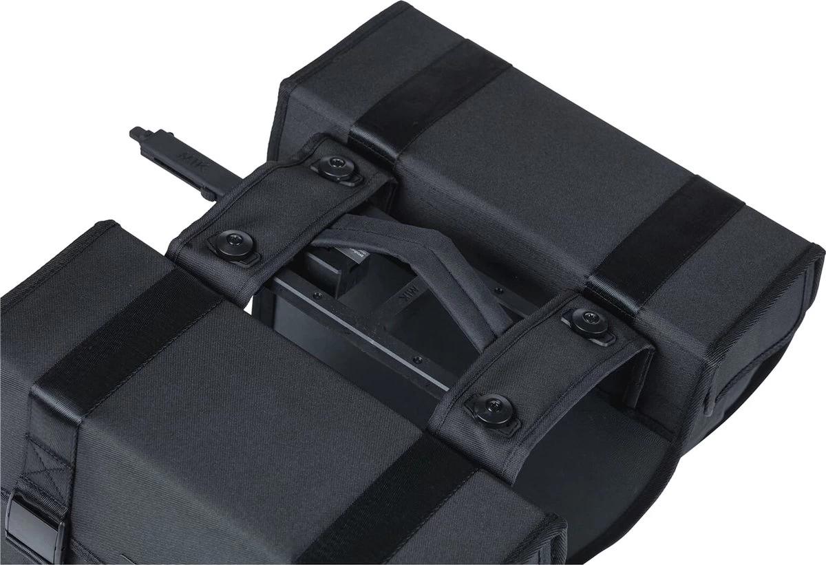 Basil Tour Dubbele Fietstas MIK - 28 Liter - Zwart 6 Basil Tour Dubbele Fietstas MIK - 28 Liter - Zwart - Afbeelding 4