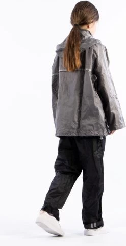 Ralka Regenpak - Junior - Grijs/Zwart - 164 -Extreem Snel Rijden 614x1200 1